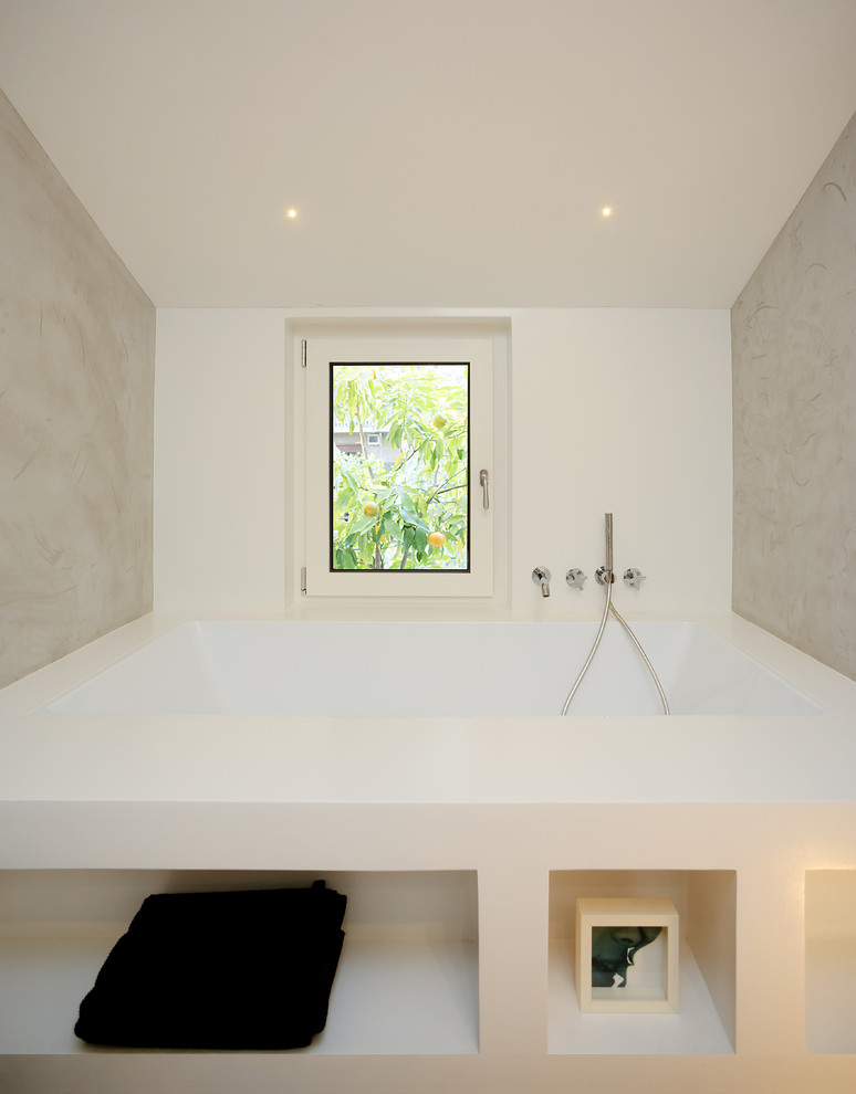 Ispirazione per una stanza da bagno design con vasca da incasso