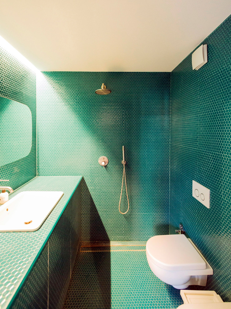 Inspiration för små moderna blått badrum med dusch, med blå skåp, en öppen dusch, en vägghängd toalettstol, mosaik, blå väggar, mosaikgolv, ett nedsänkt handfat, kaklad bänkskiva, blått golv, med dusch som är öppen och blå kakel