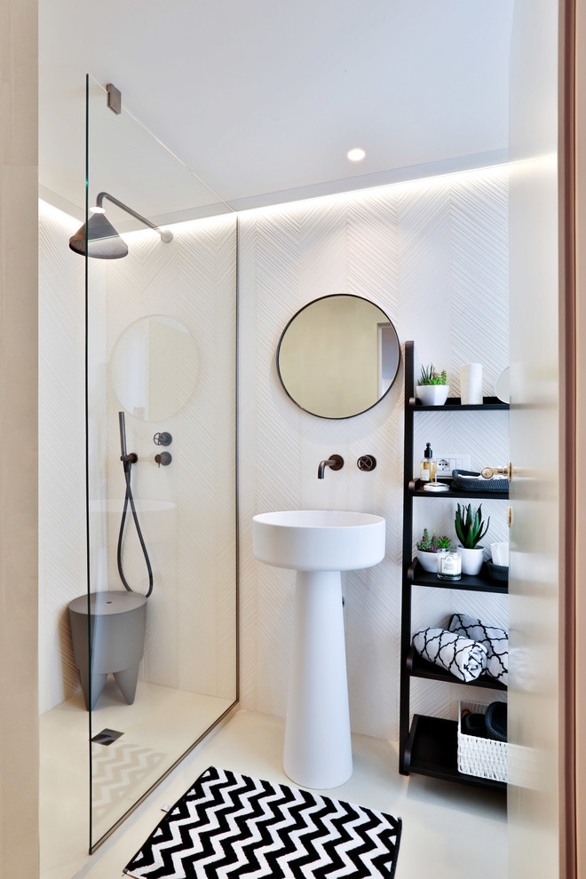 Ejemplo de cuarto de baño contemporáneo con ducha a ras de suelo, baldosas y/o azulejos blancos, paredes blancas, lavabo con pedestal, suelo blanco y ducha abierta