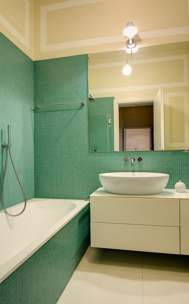 Esempio di una stanza da bagno minimal di medie dimensioni con ante lisce, ante beige, vasca da incasso, piastrelle verdi, piastrelle a mosaico, lavabo a bacinella, top bianco, vasca/doccia, pareti multicolore e pavimento beige