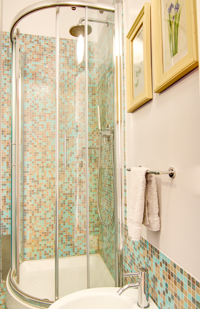На фото: маленькая ванная комната в современном стиле с угловым душем, унитазом-моноблоком, синей плиткой, коричневой плиткой, плиткой мозаикой, серыми стенами, полом из мозаичной плитки, душевой кабиной, подвесной раковиной, разноцветным полом и душем с раздвижными дверями для на участке и в саду