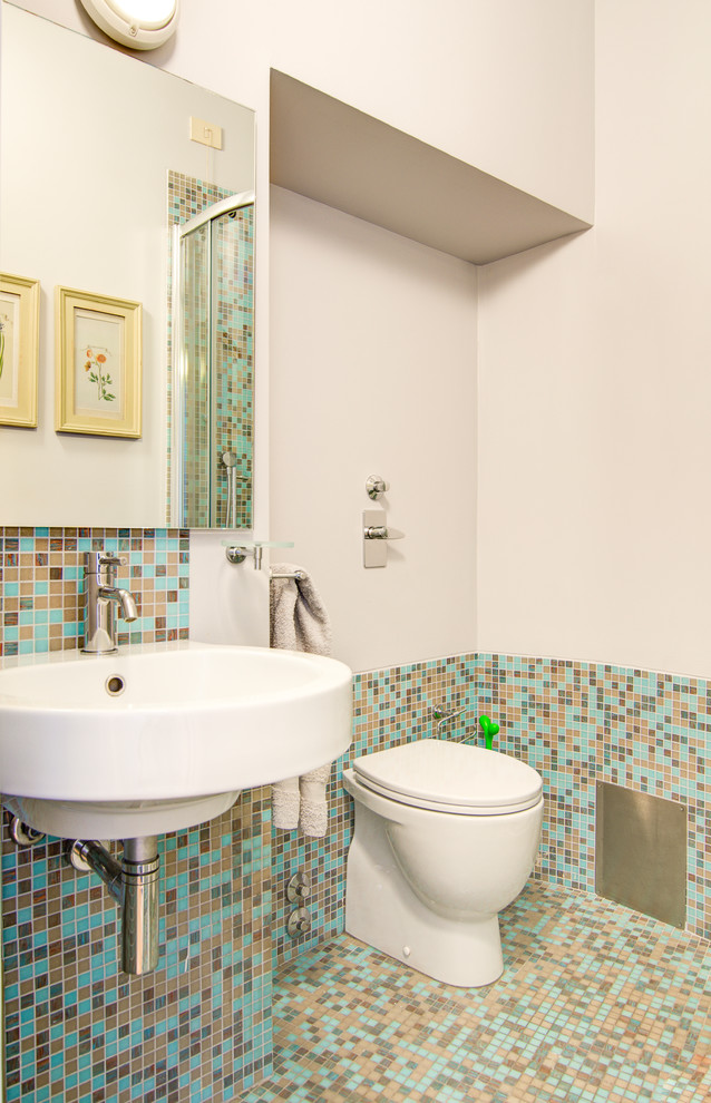Idéer för små funkis badrum med dusch, med en toalettstol med hel cisternkåpa, blå kakel, brun kakel, ett väggmonterat handfat, flerfärgat golv, mosaik, grå väggar, mosaikgolv, en hörndusch och dusch med skjutdörr