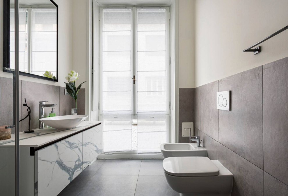 На фото: маленькая ванная комната в современном стиле с плоскими фасадами, белыми фасадами, биде, белыми стенами, настольной раковиной, серым полом и белой столешницей для на участке и в саду с
