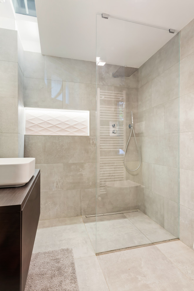 Idéer för att renovera ett litet funkis brun brunt badrum med dusch, med luckor med profilerade fronter, bruna skåp, en kantlös dusch, en toalettstol med separat cisternkåpa, grå kakel, porslinskakel, vita väggar, betonggolv, ett fristående handfat, träbänkskiva, grått golv och med dusch som är öppen