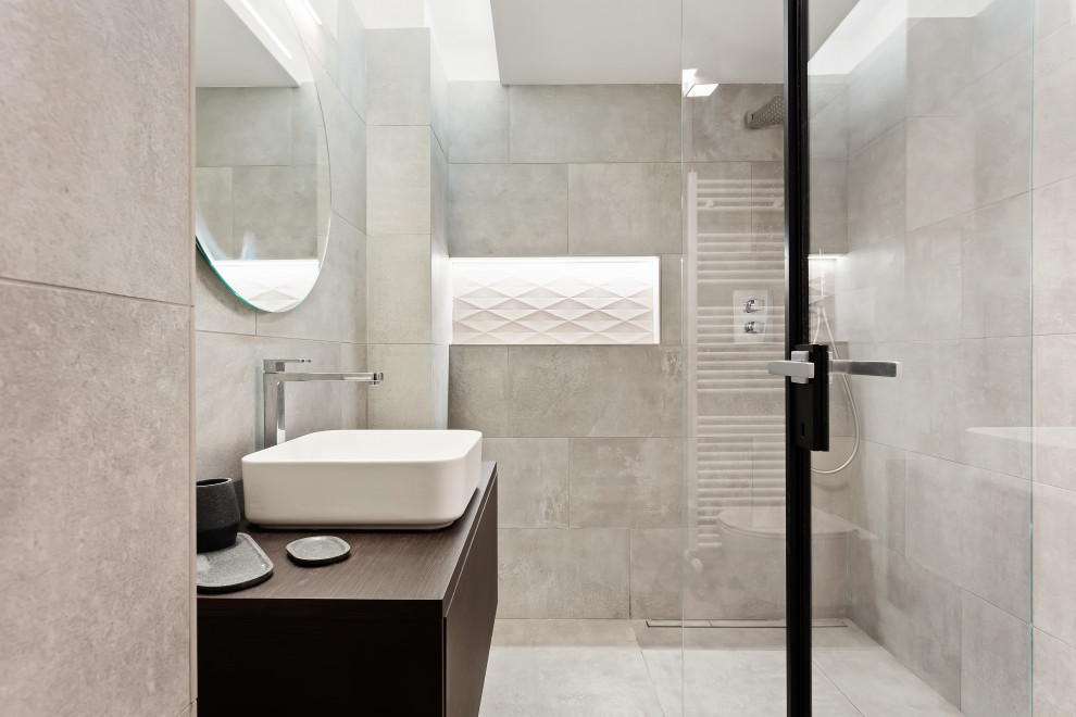 Foto de cuarto de baño minimalista pequeño con paredes blancas, suelo de madera oscura y suelo marrón