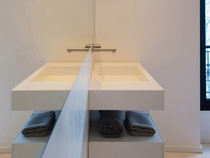 Immagine di una stanza da bagno padronale contemporanea con ante grigie, pareti bianche, lavabo sospeso e top in cemento