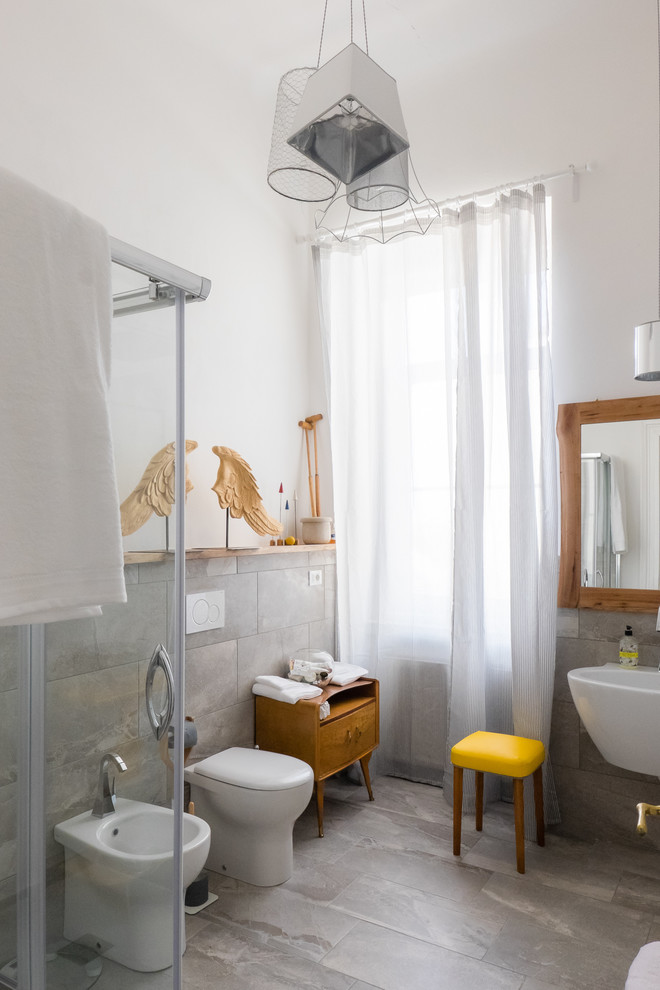 Inspiration pour une salle d'eau design de taille moyenne avec une douche d'angle, un carrelage gris, des dalles de pierre, un mur blanc et un lavabo suspendu.