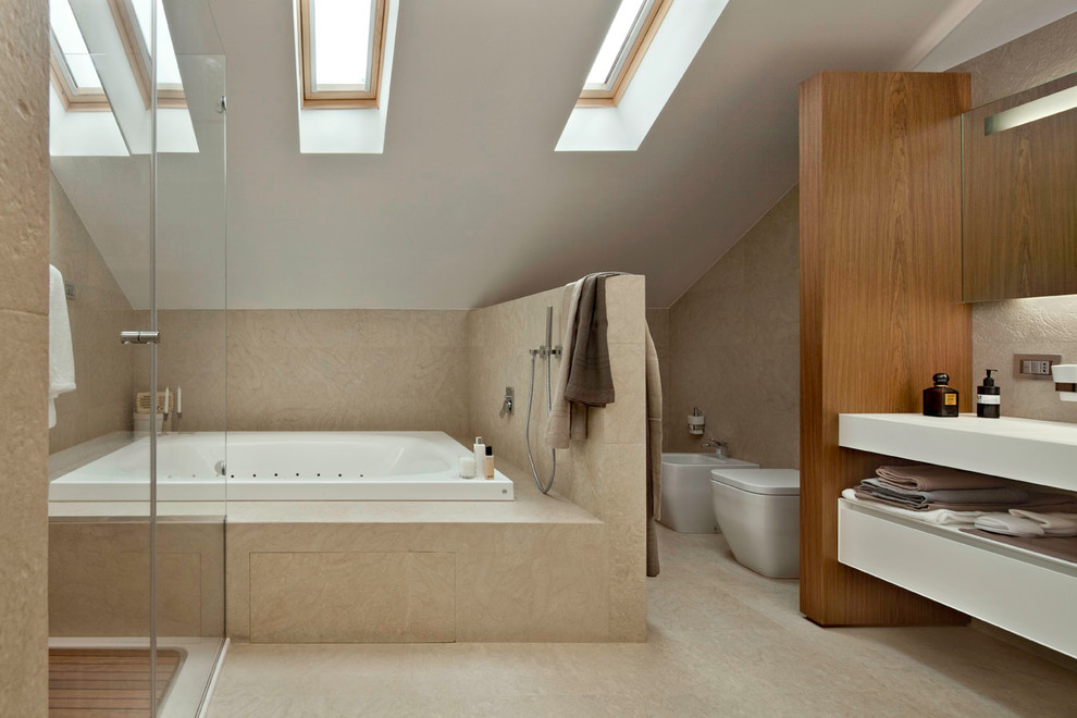 Inspiration pour une salle de bain design avec un placard à porte plane, des portes de placard blanches, un bain bouillonnant et WC à poser.