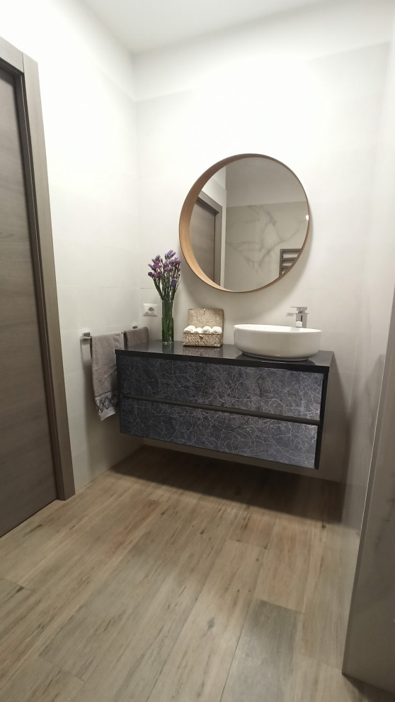 Kleines Modernes Duschbad mit Kassettenfronten, grauen Schränken, Einzelwaschbecken und schwebendem Waschtisch in Mailand