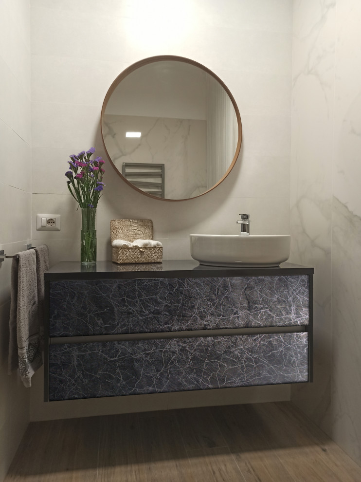 Idéer för ett litet modernt badrum med dusch, med luckor med profilerade fronter och grå skåp