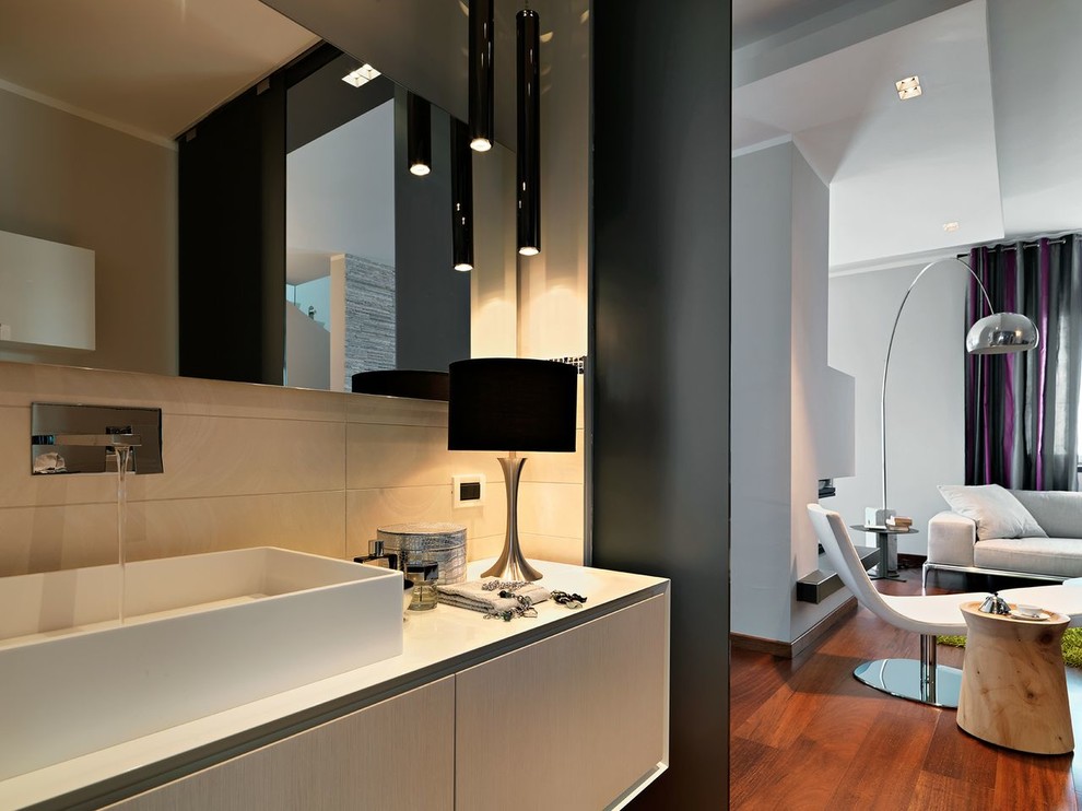 This is an example of a modern bathroom in Turin.