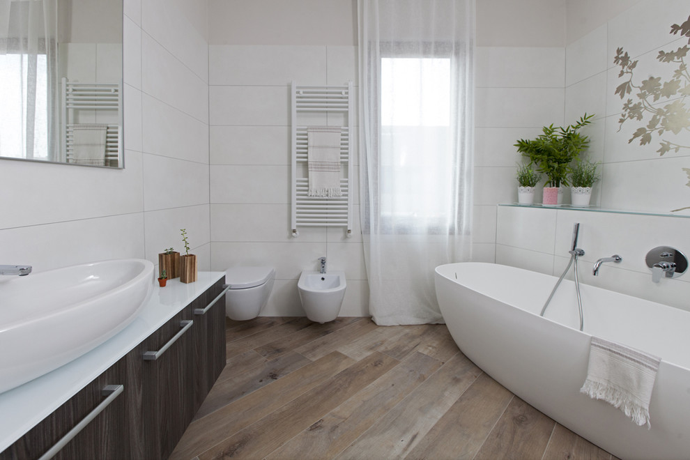 Ispirazione per una grande stanza da bagno padronale minimal con doccia alcova