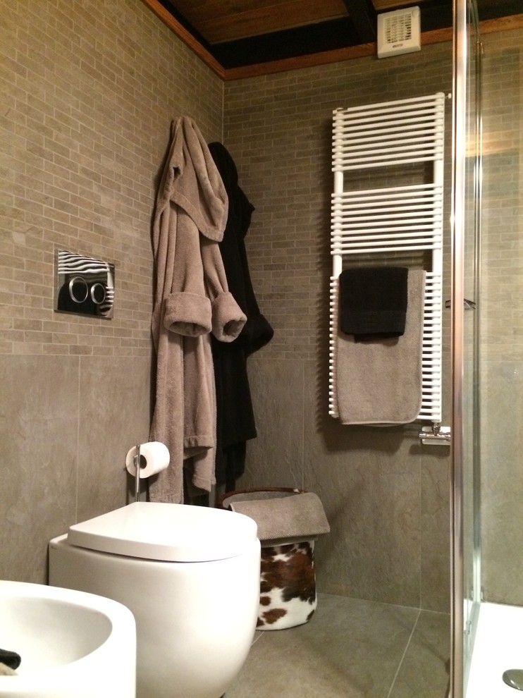 Kleines Modernes Duschbad mit Eckdusche, Wandtoilette, grauen Fliesen, grauer Wandfarbe, flächenbündigen Schrankfronten, hellbraunen Holzschränken, Aufsatzwaschbecken, Waschtisch aus Holz, Keramikfliesen und Keramikboden in Turin