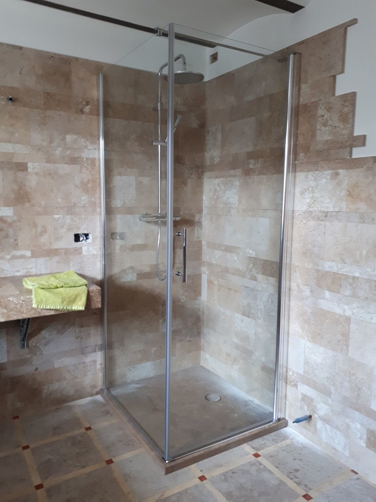 Foto di una stanza da bagno con doccia country di medie dimensioni con piastrelle a listelli, pavimento in gres porcellanato, pavimento grigio e porta doccia a battente