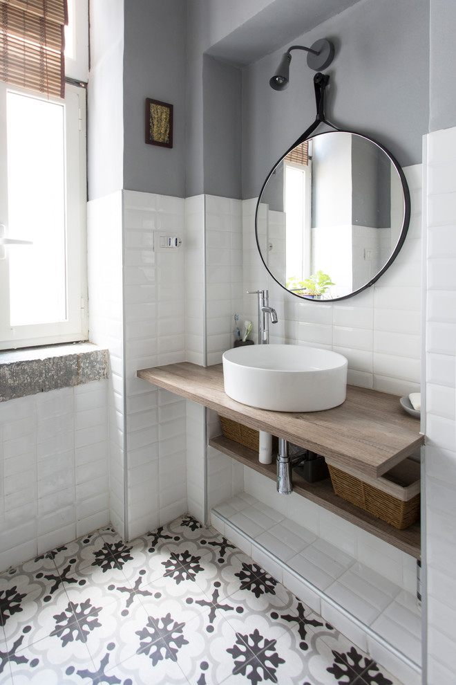 Foto på ett mellanstort minimalistiskt brun badrum med dusch, med öppna hyllor, vit kakel, ett fristående handfat, träbänkskiva, skåp i mellenmörkt trä, tunnelbanekakel, röda väggar och flerfärgat golv