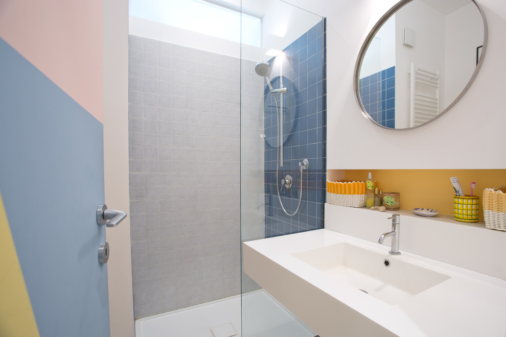 Idee per una stanza da bagno con doccia eclettica con ante beige, WC a due pezzi, pareti bianche, pavimento in terracotta, lavabo rettangolare, pavimento multicolore e top bianco
