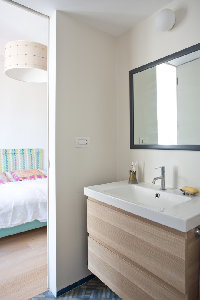 ナポリにあるエクレクティックスタイルのおしゃれなバスルーム (浴槽なし) (ベージュのキャビネット、分離型トイレ、白い壁、テラコッタタイルの床、横長型シンク、マルチカラーの床、白い洗面カウンター) の写真