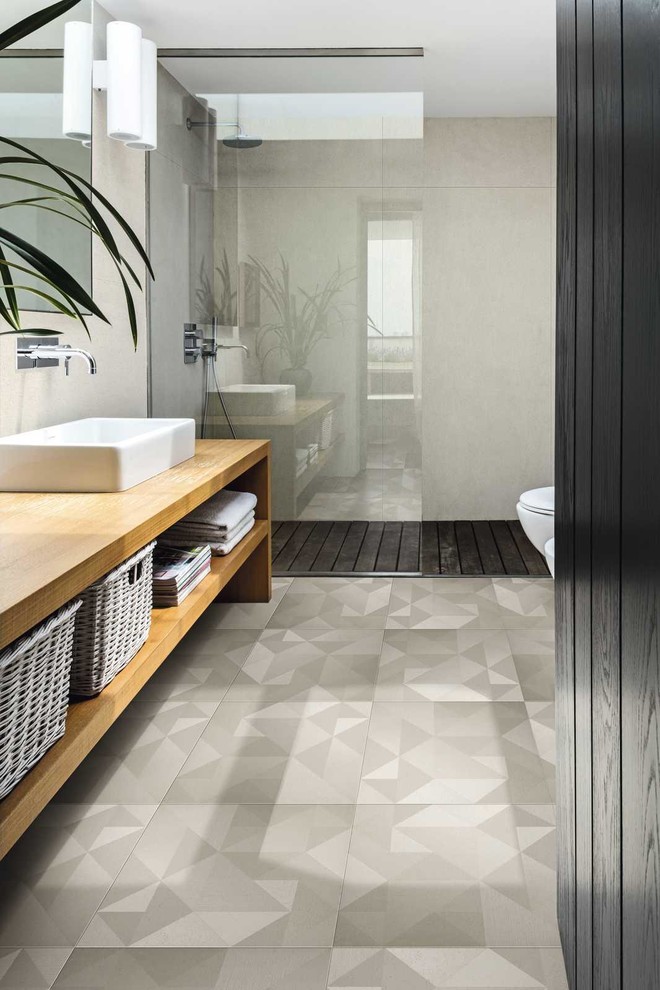 Ispirazione per una stanza da bagno con pareti grigie, pavimento in gres porcellanato e pavimento grigio