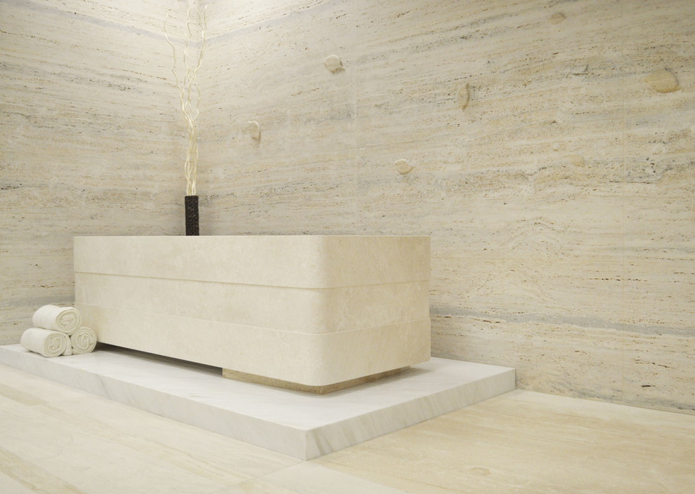 Idéer för ett mellanstort modernt beige en-suite badrum, med ett fristående badkar, beige kakel, marmorkakel, beige väggar, marmorgolv, ett piedestal handfat, marmorbänkskiva och beiget golv