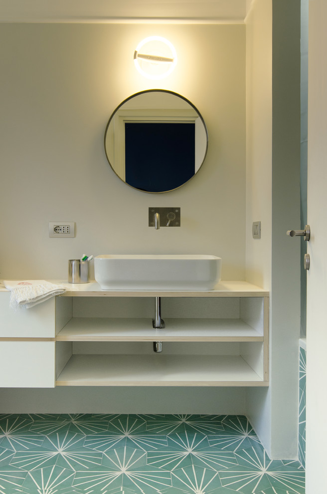 Foto di una stanza da bagno padronale moderna di medie dimensioni con vasca ad alcova, vasca/doccia, piastrelle verdi, lavabo a bacinella e doccia con tenda