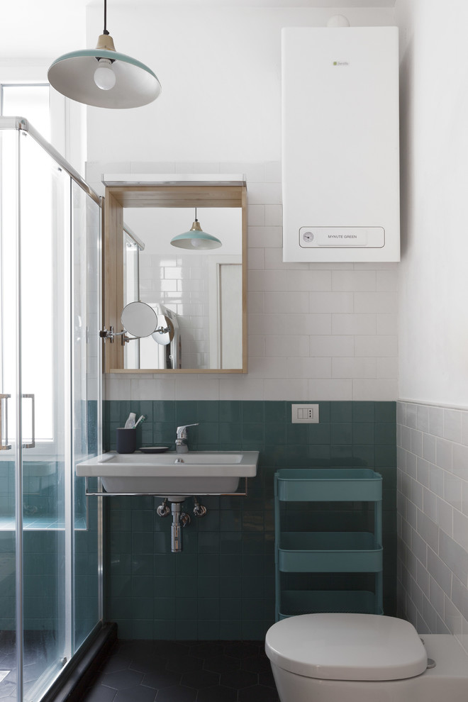 На фото: маленькая ванная комната в скандинавском стиле с открытыми фасадами, светлыми деревянными фасадами, угловым душем, раздельным унитазом, зеленой плиткой, керамической плиткой, белыми стенами, полом из керамической плитки, душевой кабиной, подвесной раковиной, черным полом и душем с раздвижными дверями для на участке и в саду с