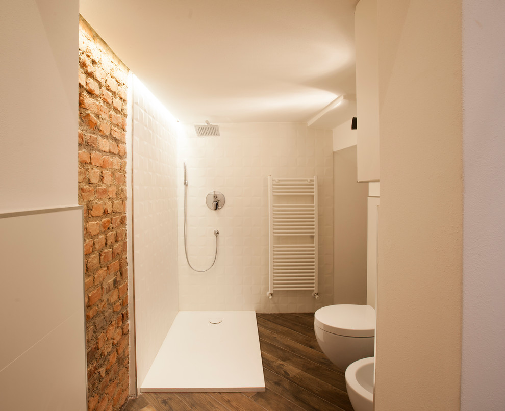 Idéer för att renovera ett mellanstort industriellt badrum med dusch, med skåp i ljust trä, en toalettstol med separat cisternkåpa, vit kakel, keramikplattor, klinkergolv i keramik, ett fristående handfat, träbänkskiva och brunt golv