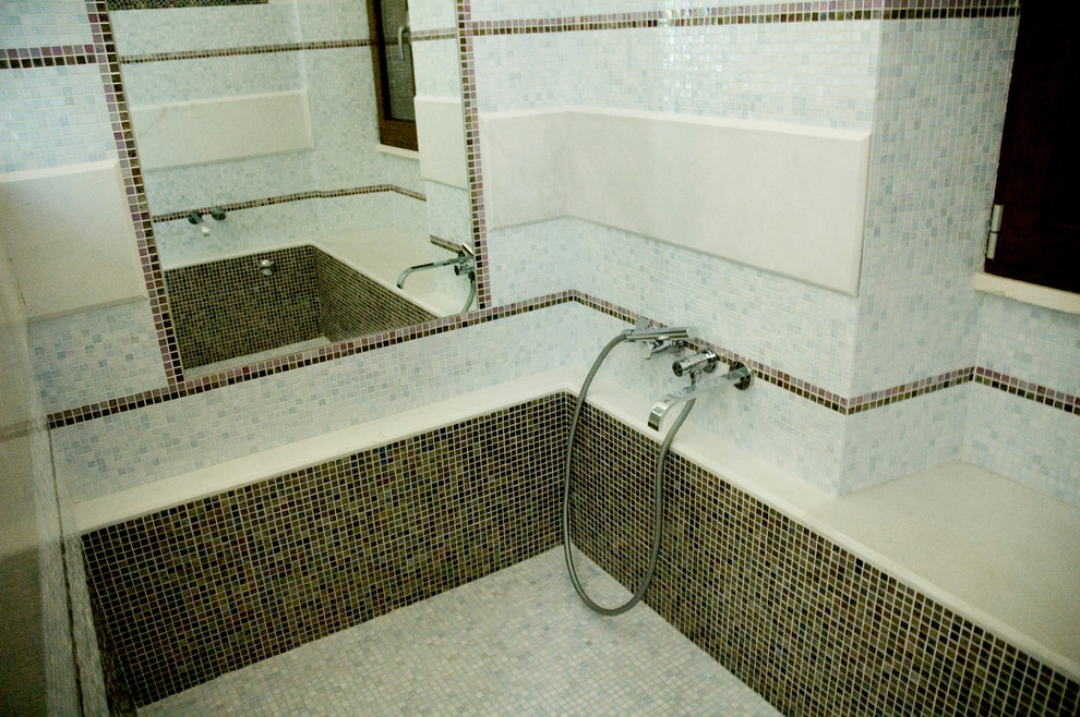 Contemporary bathroom in Bari.