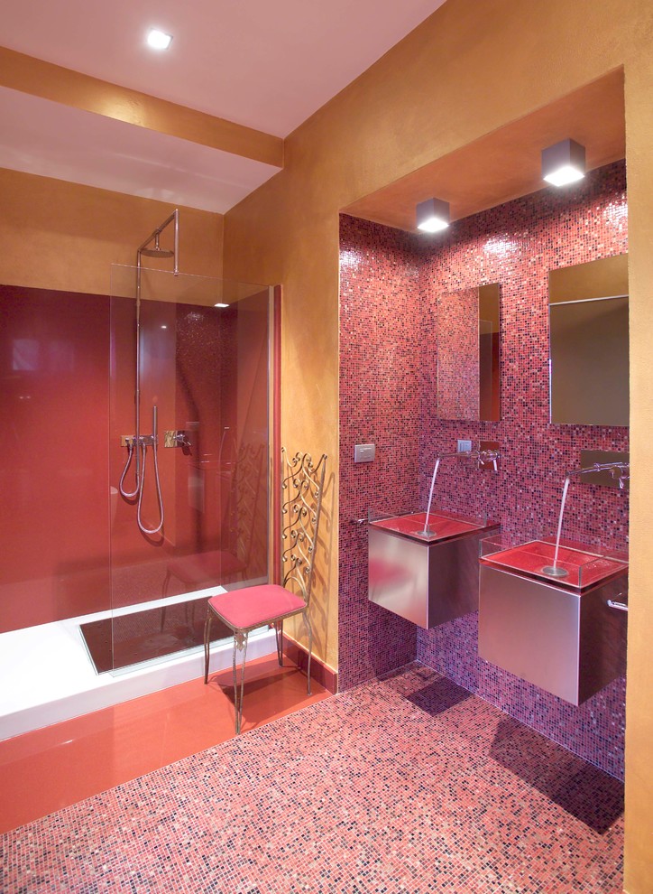 Foto di una stanza da bagno minimal con ante lisce, ante grigie, doccia alcova, piastrelle rosse, piastrelle a mosaico, pareti gialle, pavimento con piastrelle a mosaico, lavabo integrato, pavimento rosso e doccia aperta