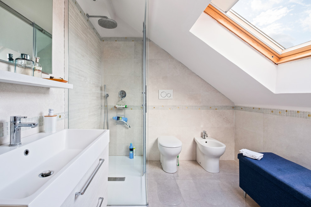 Immagine di una stanza da bagno minimal con ante lisce, ante bianche, doccia ad angolo, piastrelle beige, lavabo a consolle e pavimento grigio