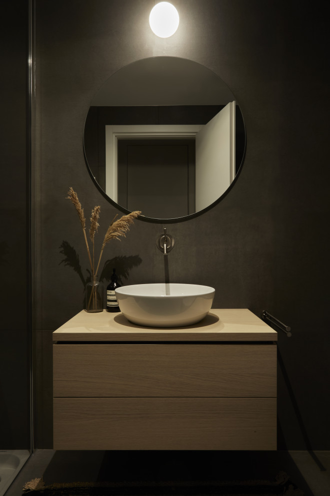 Immagine di una stanza da bagno con doccia minimal di medie dimensioni con ante lisce, ante in legno chiaro, pareti bianche, lavabo a bacinella, top in legno, pavimento nero, top beige e mobile bagno sospeso
