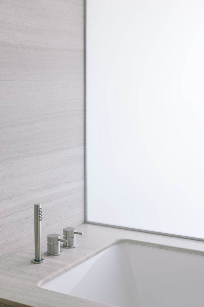 Esempio di una grande stanza da bagno padronale design con ante in legno chiaro e top in marmo