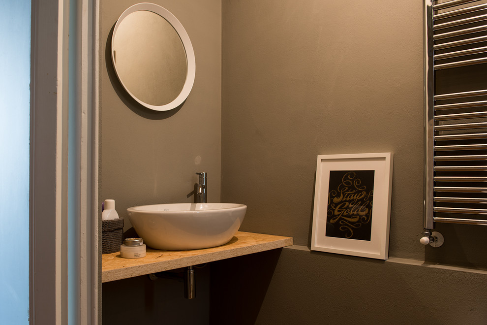 Idee per una piccola stanza da bagno con doccia design con ante in legno chiaro, doccia ad angolo, WC monopezzo, pareti grigie, parquet chiaro, lavabo a bacinella e top in legno