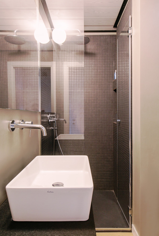 Idee per una piccola stanza da bagno con doccia contemporanea con doccia alcova, piastrelle grigie, piastrelle a mosaico, pareti beige, lavabo a bacinella e porta doccia a battente
