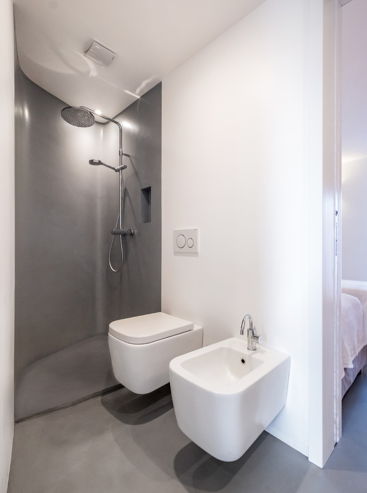 Idee per una piccola stanza da bagno con doccia stile marino con ante lisce, doccia ad angolo, pareti grigie, pavimento in cemento, lavabo da incasso e pavimento grigio
