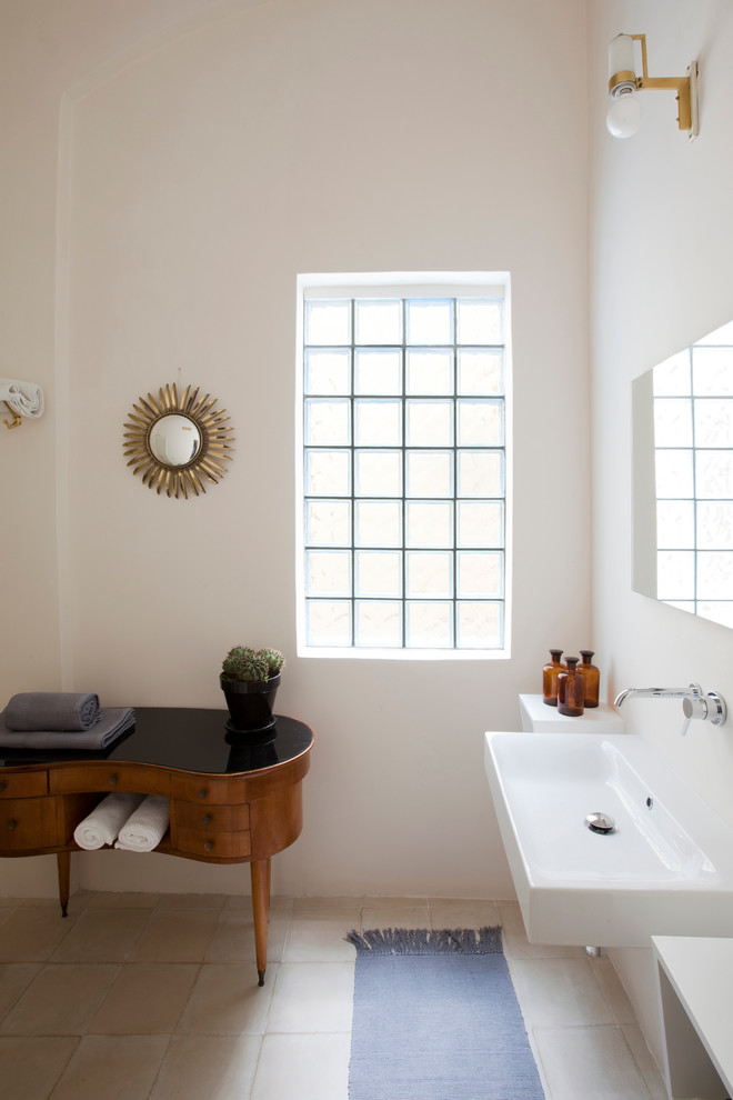 Idee per una stanza da bagno minimalista con pareti bianche e lavabo sospeso