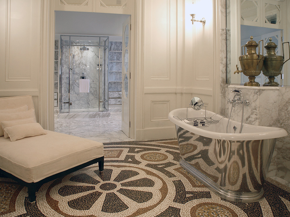 Großes Klassisches Badezimmer En Suite mit freistehender Badewanne in Florenz