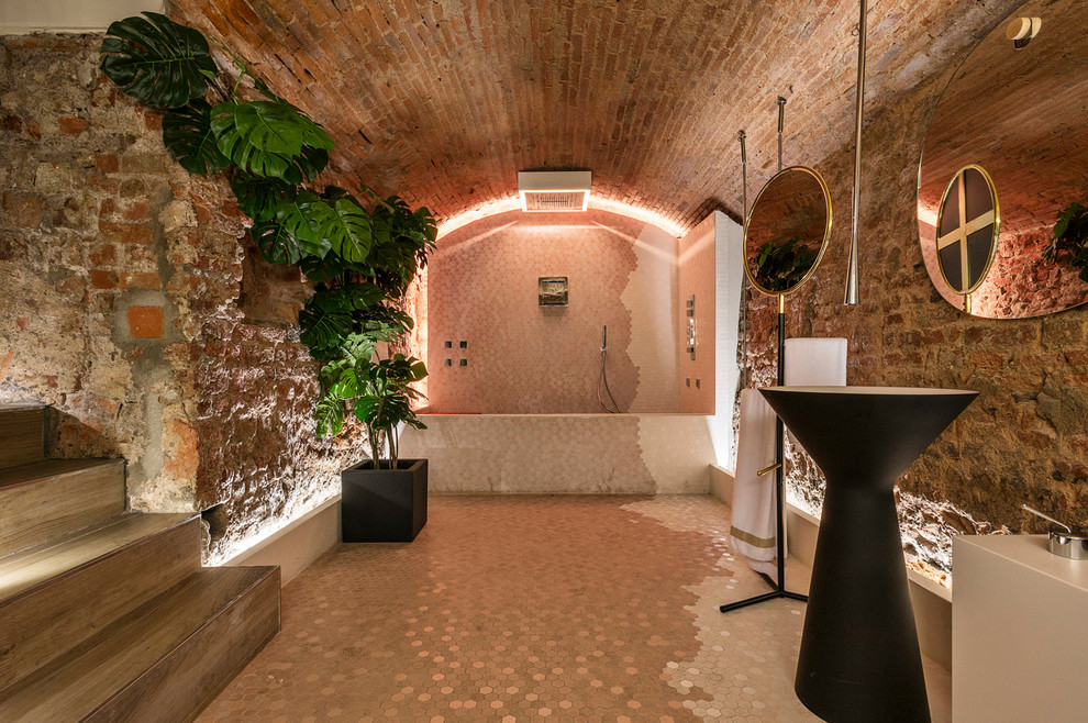 Modernes Badezimmer En Suite mit Badewanne in Nische, Duschbadewanne, brauner Wandfarbe, braunem Boden und Steinwänden in Mailand