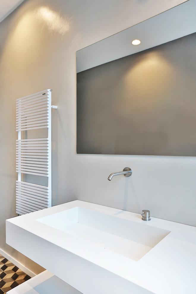 Foto di una piccola stanza da bagno minimal con pavimento in legno massello medio, lavabo rettangolare e top in legno