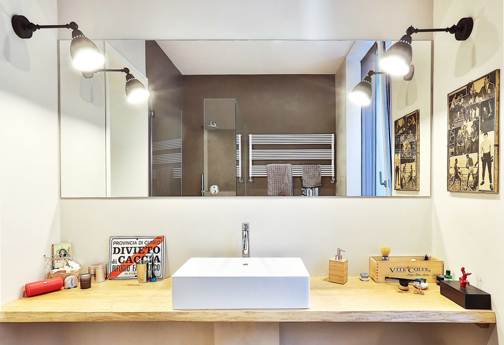 Aménagement d'une petite salle de bain contemporaine avec un sol en bois brun, une grande vasque et un plan de toilette en bois.