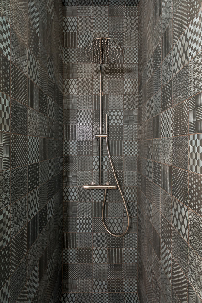 Idées déco pour une petite douche en alcôve contemporaine avec WC séparés, un carrelage noir, un mur blanc et un sol en bois brun.