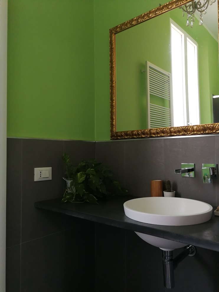 Foto di una stanza da bagno contemporanea con doccia a filo pavimento, piastrelle grigie, piastrelle in gres porcellanato, pareti verdi, pavimento grigio e porta doccia scorrevole