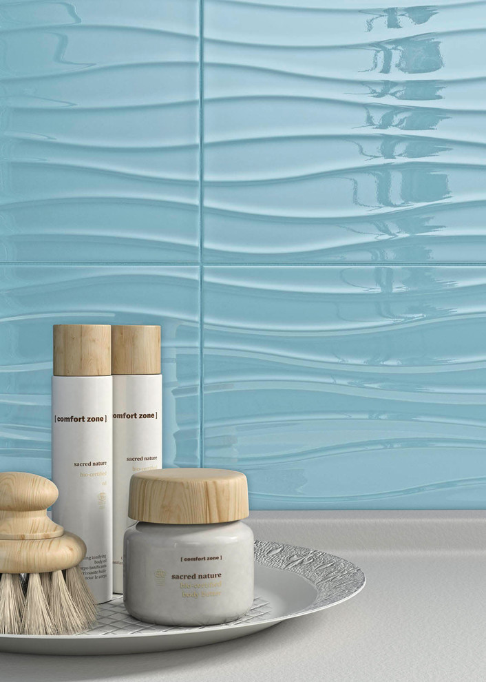 Ispirazione per una stanza da bagno con doccia costiera di medie dimensioni con piastrelle in ceramica e top in quarzo composito