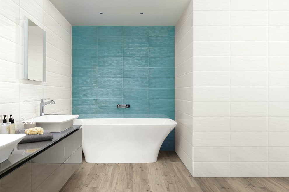Esempio di una stanza da bagno stile marino di medie dimensioni con ante grigie, vasca freestanding, lavabo rettangolare, top in vetro e pavimento grigio