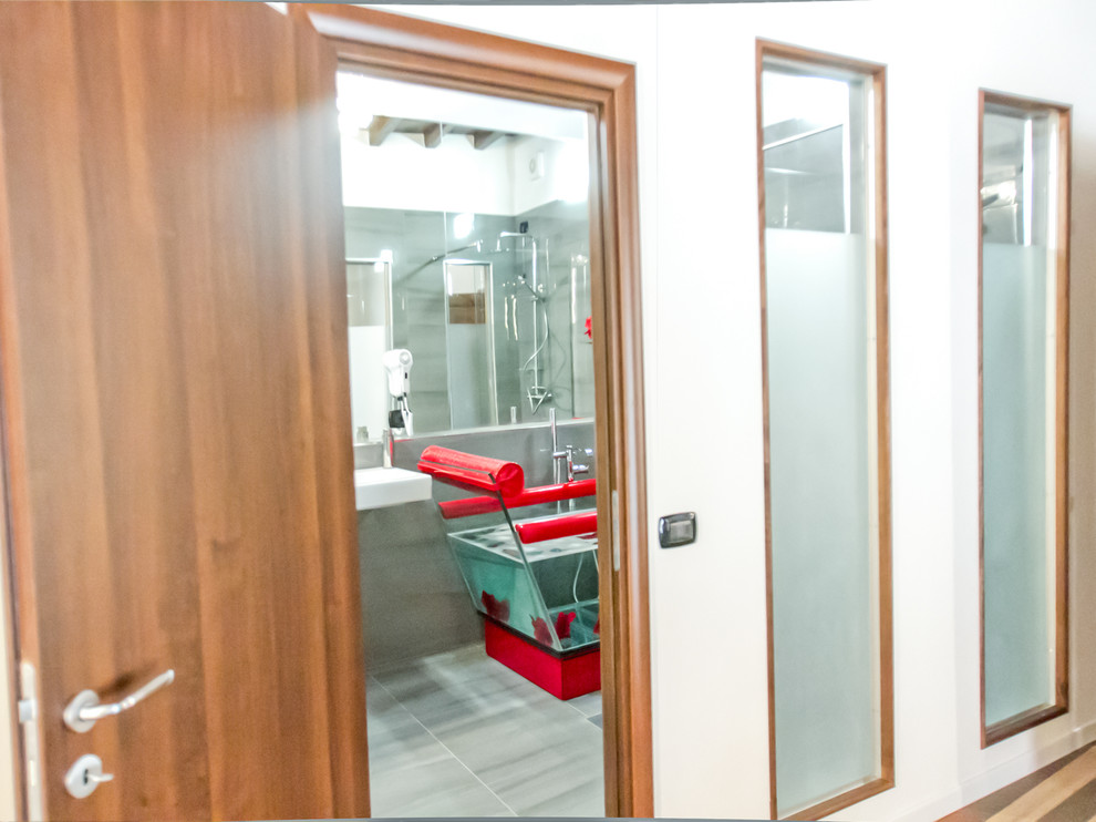 Mittelgroßes Modernes Badezimmer En Suite mit japanischer Badewanne, bodengleicher Dusche, Toilette mit Aufsatzspülkasten, grauen Fliesen, Marmorfliesen, weißer Wandfarbe, Marmorboden, Wandwaschbecken, grauem Boden und offener Dusche in Rom