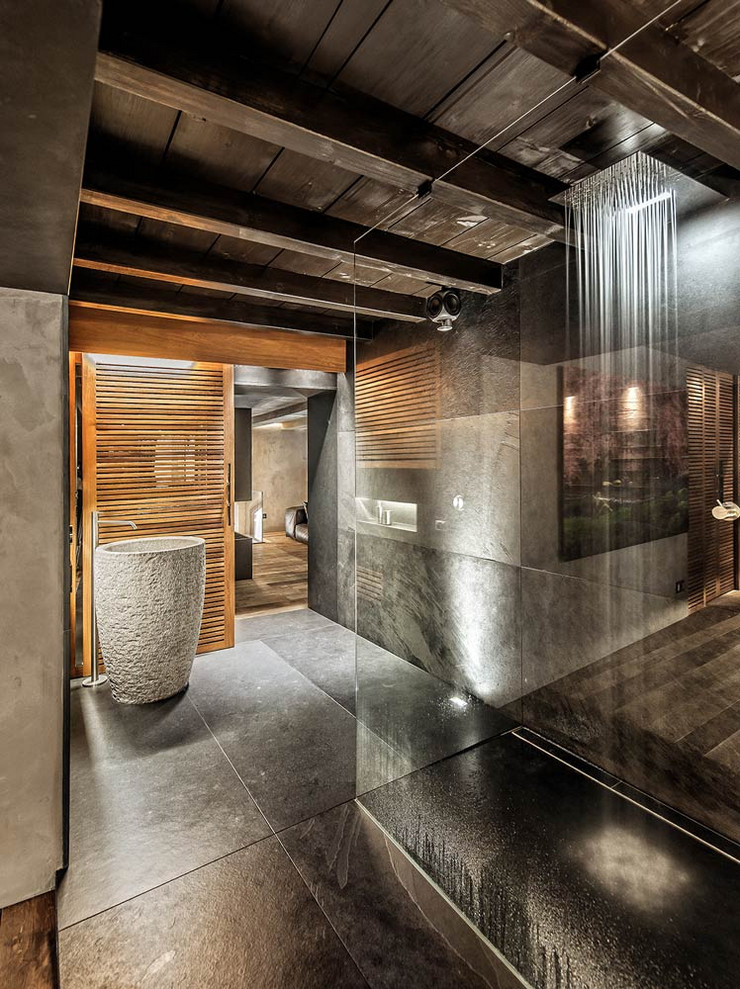 Свежая идея для дизайна: ванная комната в стиле лофт с душем без бортиков, раковиной с пьедесталом, открытым душем, черной плиткой, черными стенами и черным полом - отличное фото интерьера