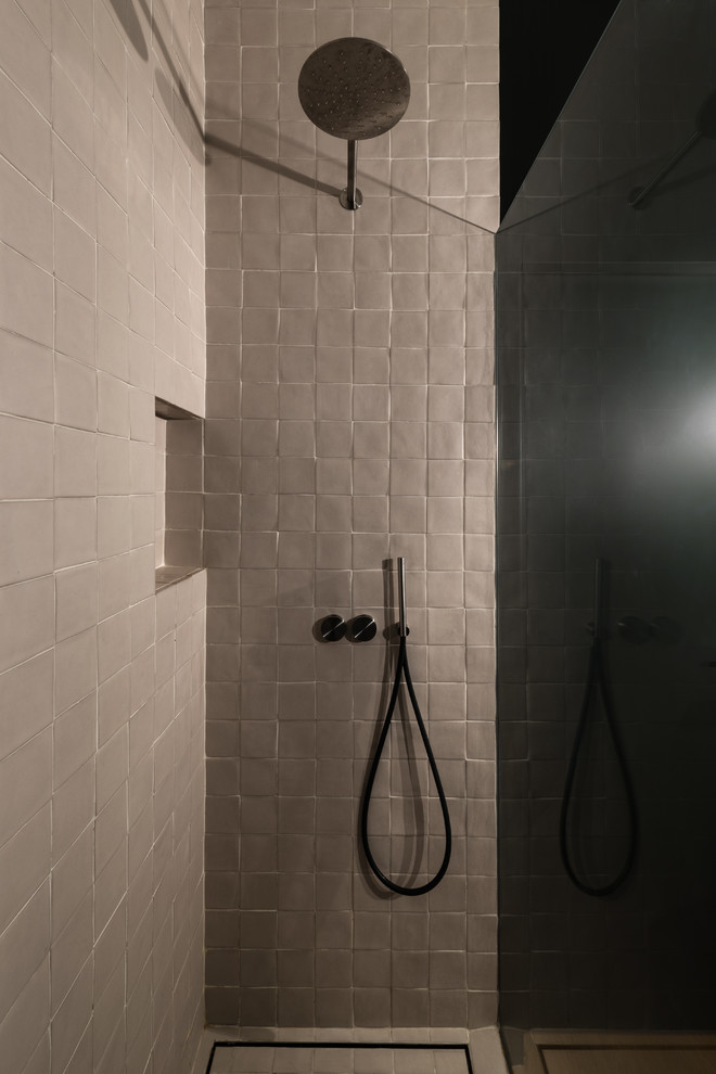 Diseño de cuarto de baño contemporáneo pequeño con ducha abierta, baldosas y/o azulejos blancos, paredes verdes y ducha abierta