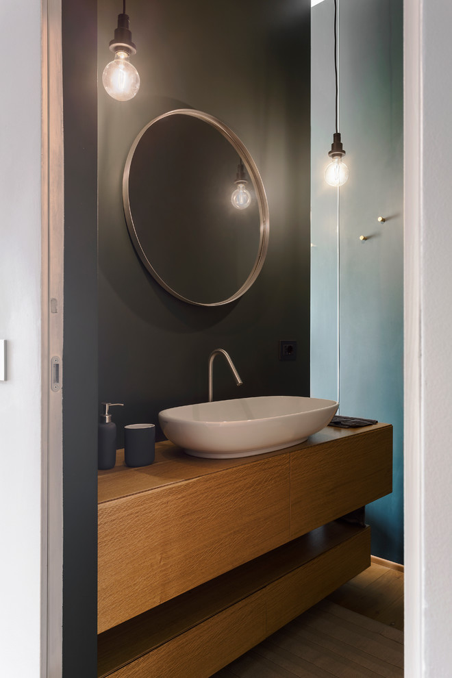 Foto di una piccola stanza da bagno con doccia contemporanea con ante in legno chiaro, piastrelle bianche, pareti verdi e top in legno
