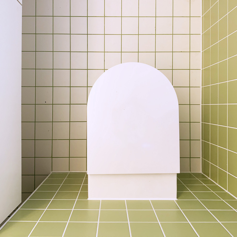 Стильный дизайн: маленькая детская ванная комната в стиле модернизм с плоскими фасадами, белыми фасадами, накладной ванной, инсталляцией, зеленой плиткой, керамогранитной плиткой, зелеными стенами, полом из керамогранита, настольной раковиной, столешницей из искусственного камня, белым полом, белой столешницей, тумбой под одну раковину и напольной тумбой для на участке и в саду - последний тренд
