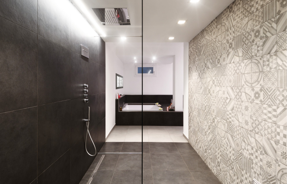 Foto di un'ampia stanza da bagno padronale contemporanea con doccia alcova, piastrelle multicolore, pareti bianche, pavimento in gres porcellanato, pavimento grigio e doccia aperta