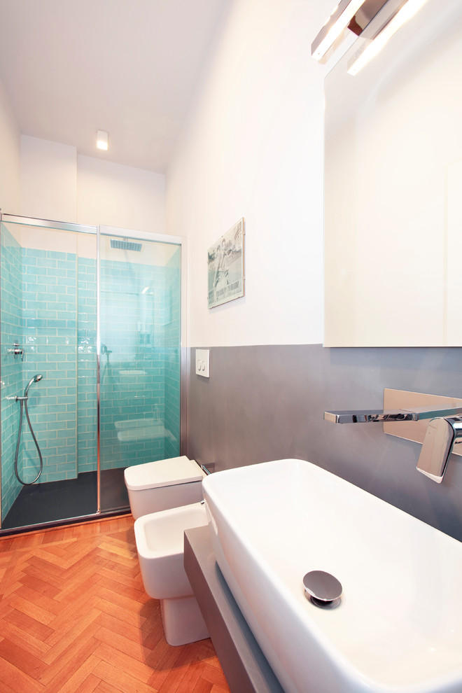 トゥーリンにあるコンテンポラリースタイルのおしゃれな浴室の写真